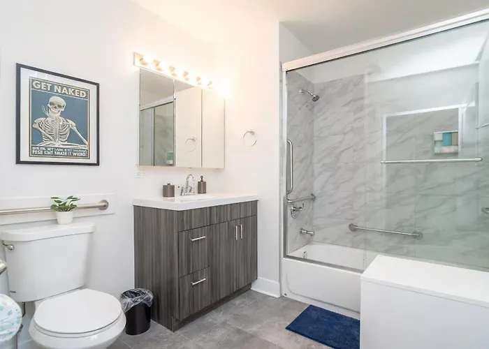 Apartment Mccormick Place With Optional Parking And Sleeps Up To 4